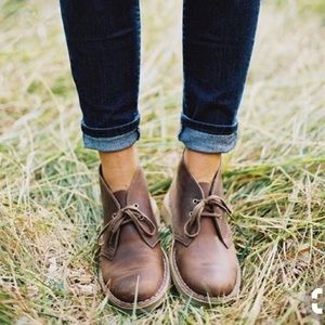 LIKE NEW Clarks Desert Chukka Boots
